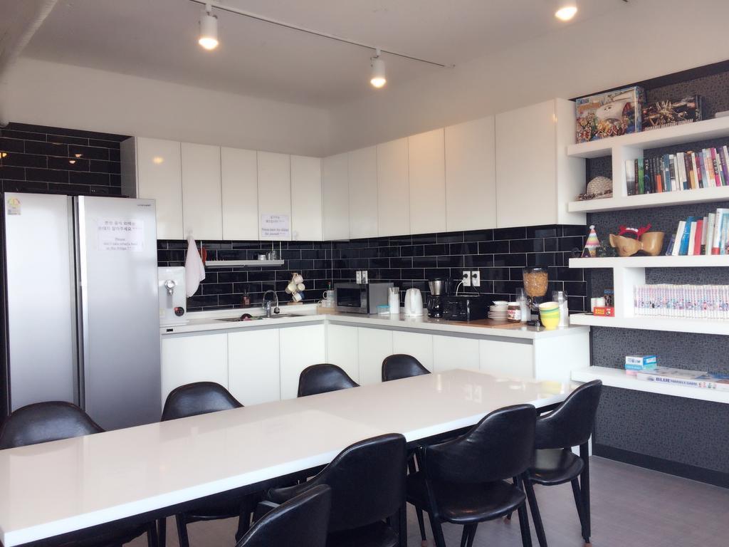 Mozzihostel Busan Station מראה חיצוני תמונה